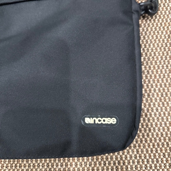 INCASE LAPTOP COMPUTER CROSSBODY BAG CASE WITH CARRYING STRAP - Picture 5 of 5